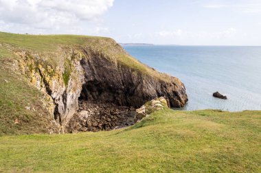 Galler 'de plaj ve okyanus.