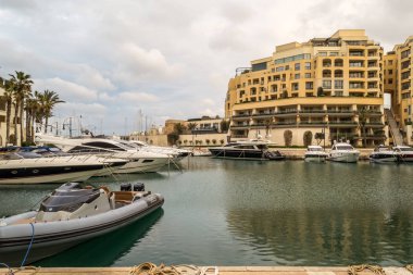 Dar sokaklar eski apartmanlarla çevrili, Malta.