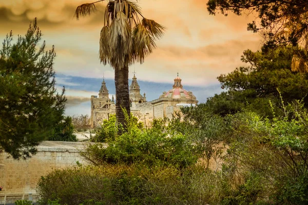 Strada Stretta Circondata Vecchie Case Campagna Malta — Foto Stock