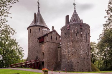 Castell Coch, Galler 'in güneyindeki Tongwynlais köyünün üzerine inşa edilmiş 19. yüzyıldan kalma bir Gotik kaledir..