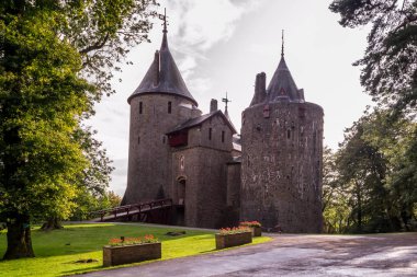Castell Coch, Galler 'in güneyindeki Tongwynlais köyünün üzerine inşa edilmiş 19. yüzyıldan kalma bir Gotik kaledir..
