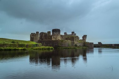 Caerphilly Kalesi - Güney Galler Caerphilly kentinde bulunan bir Norman kale.