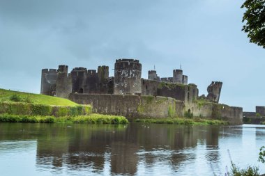 Caerphilly Kalesi - Güney Galler Caerphilly kentinde bulunan bir Norman kale.