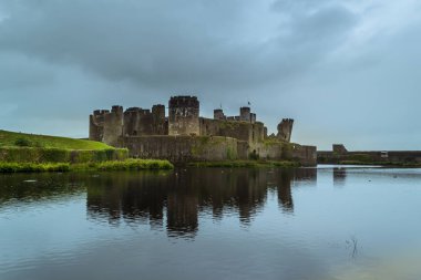 Caerphilly Kalesi - Güney Galler Caerphilly kentinde bulunan bir Norman kale.