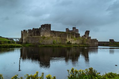Caerphilly Kalesi - Güney Galler Caerphilly kentinde bulunan bir Norman kale.