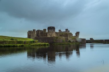 Caerphilly Kalesi - Güney Galler Caerphilly kentinde bulunan bir Norman kale.