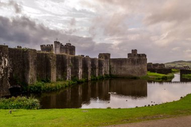 Caerphilly Kalesi - Güney Galler Caerphilly kentinde bulunan bir Norman kale.