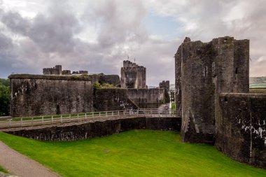Caerphilly Kalesi - Güney Galler Caerphilly kentinde bulunan bir Norman kale.