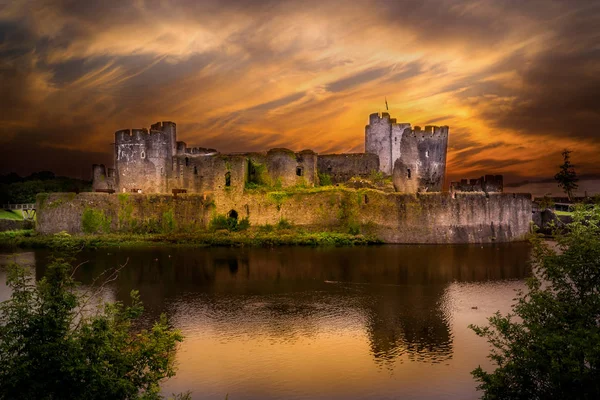 Caerphilly Kalesi - Güney Galler Caerphilly kentinde bulunan bir Norman kale.