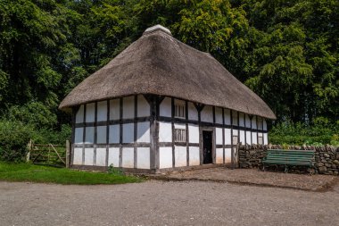 Eski Galler 'in tarihi binaları, doğal bir ortamda. .