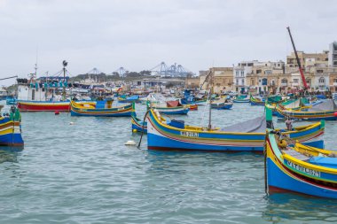 Marsaxlokk Malta adasında pitoresk bir balıkçı limanı.