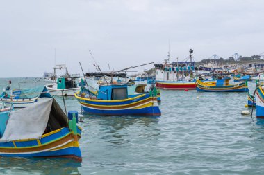 Marsaxlokk Malta adasında pitoresk bir balıkçı limanı.