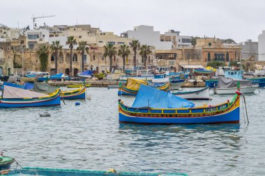Marsaxlokk Malta adasında pitoresk bir balıkçı limanı.