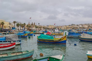 Marsaxlokk Malta adasında pitoresk bir balıkçı limanı.