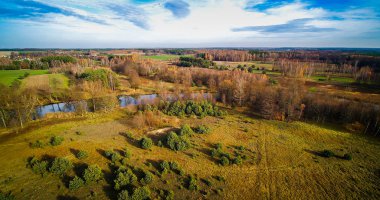 Nehrin yanında bir bulutlu gün sonbahar akşamı.