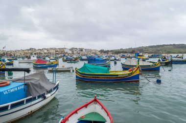Malta adasında güzel renklerde balıkçı tekneleri limanı..