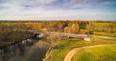 Polonya 'da küçük bir nehirde köprü..