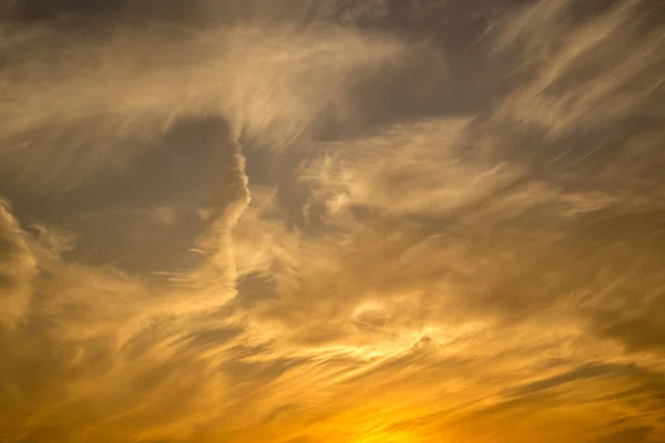 Cielo Iluminado Con Sol Poniente Cortado Por Nubes — Foto de Stock