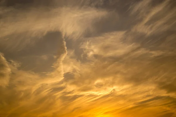 Ciel Éclairé Soleil Couchant Coupé Par Les Nuages — Photo