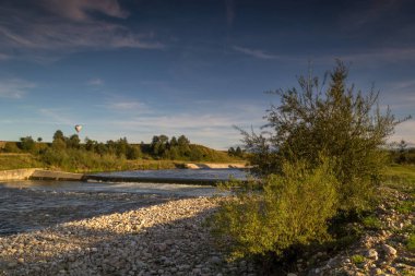 Polonya 'nın Nowy Targ kentindeki Czarny Dunajec Nehri - 2019 yazı