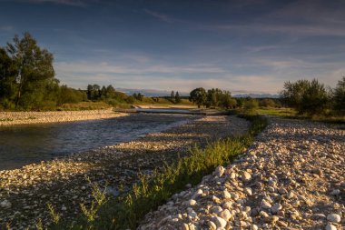 Çarny Dunajec nehri ve uzak dağların görünümü.