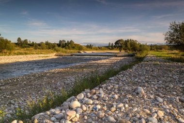 Çarny Dunajec nehri ve uzak dağların görünümü.