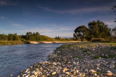 Çarny Dunajec nehri ve uzak dağların görünümü.