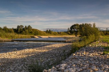 Çarny Dunajec nehri ve uzak dağların görünümü.