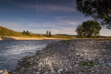 Çarny Dunajec nehri ve uzak dağların görünümü.