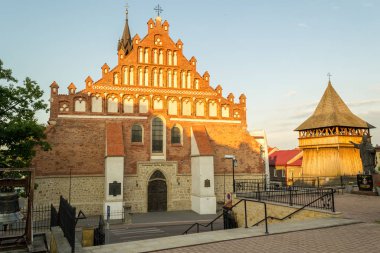 Polonya 'nın Bochnia kentindeki ahşap çan kulesi ve kilise binalarıyla birlikte St. Nicholas Koleji Bazilikası.