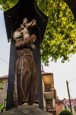Polonya 'nın Bochnia kentindeki ahşap çan kulesi ve kilise binalarıyla birlikte St. Nicholas Koleji Bazilikası.