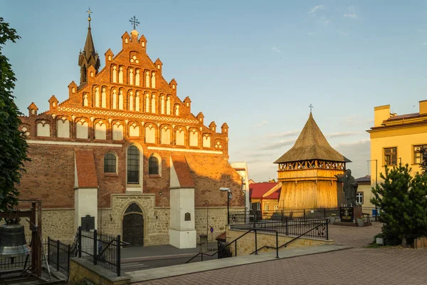 聖ニコラス大聖堂とポーランドのボフニア市にある木造の鐘楼と教区の建物 — ストック写真