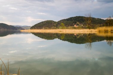 Torpsztyn şatosu Çek rezervuarı ve Dunajec nehri üzerinde, Polonya