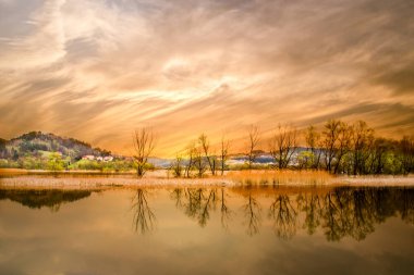 Torpsztyn şatosu Çek rezervuarı ve Dunajec nehri üzerinde, Polonya