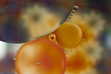 Işıkla aydınlatılmış ve suya boyanmış renkli arkaplan. 