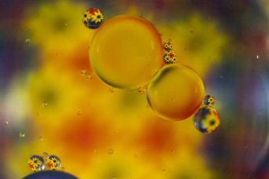 Işıkla aydınlatılmış ve suya boyanmış renkli arkaplan. 