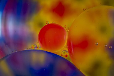 Işıkla aydınlatılmış ve suya boyanmış renkli arkaplan. 