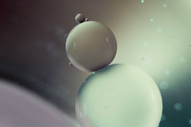 Işıkla aydınlatılmış ve suya boyanmış renkli arkaplan. 