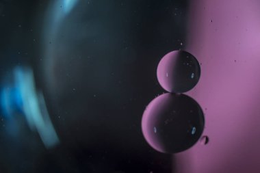 Işıkla aydınlatılmış ve suya boyanmış renkli arkaplan. 