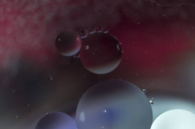 Işıkla aydınlatılmış ve suya boyanmış renkli arkaplan. 