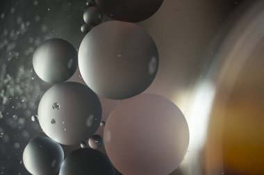 Işıkla aydınlatılmış ve suya boyanmış renkli arkaplan. 