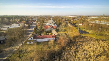 Orta Polonya manzarası, doğa, altyapı ve arka planda küçük bir kasaba..