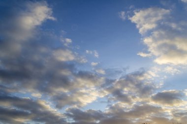 Gökyüzü bulutların kestiği batan güneşle aydınlandı..