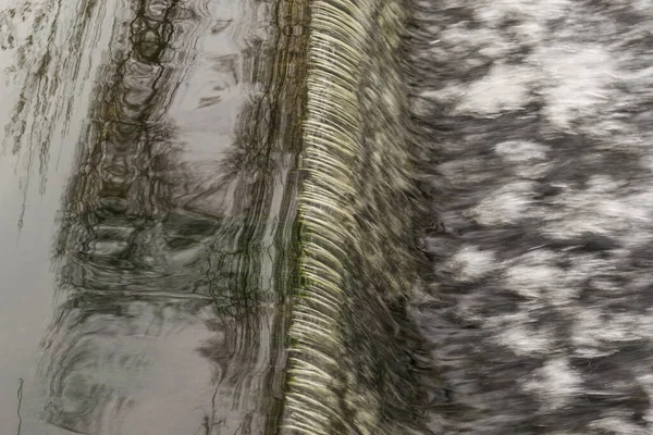 Νερό Θολώνει Και Ρέει Γρήγορα Ένα Άγριο Ποτάμι — Φωτογραφία Αρχείου