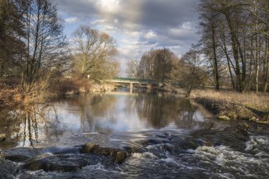 Polonya 'nın orta kesimindeki Grabia nehri üzerindeki köprü..