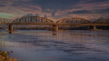Polonya 'nın Torun kentindeki Vistula Nehri üzerindeki demiryolu köprüsü.