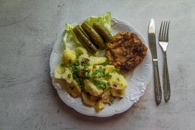 Ana yemek olarak patates pirzolası..