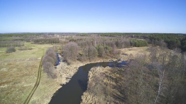 2020 Mart 'ında Polonya' nın ortasındaki vahşi bir nehrin üzerinden uçuş..