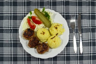 Ana yemek olarak pirzola..