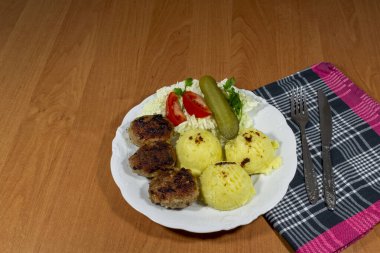 Ana yemek olarak pirzola..